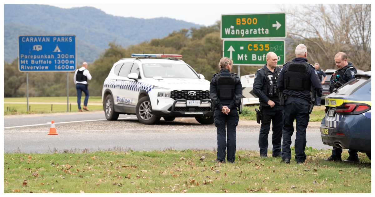 পুলিশের ওপর অতর্কিত বন্দুক হামলা করেন সন্দেহভাজন ব্যক্তি। ছবি: রয়টার্স